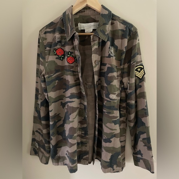 Treasure & Bond Tops - Treasure & Bond Distressed Button Down Cameo with Patches